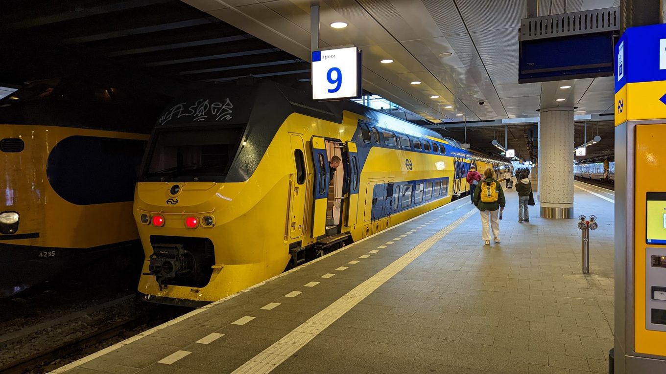 A double-deck NS Intercity train in platform 9 at Den Haag Centraal.