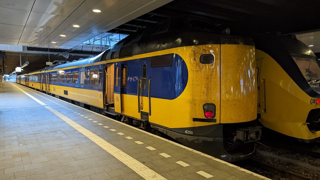 A singe-deck NS Intercity train in platform 10 at Den Haag Centraal.